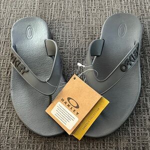 Oakley Men's Gray Flip-Flops